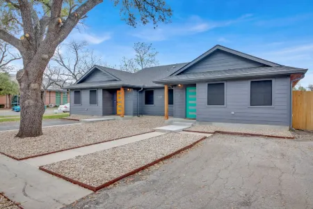 Stylish Duplex with Private Backyard - Inviting Family Haven