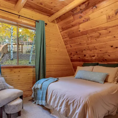 Woodland Park Cabin Getaway: Mtn Views, Scenic Charm, Clouds & Hot Tub Retreat