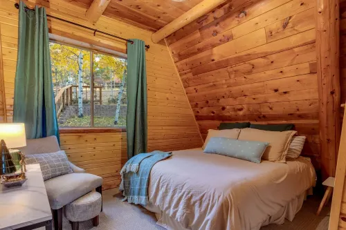 Woodland Park Cabin Getaway: Mtn Views, Scenic Charm, Clouds & Hot Tub Retreat