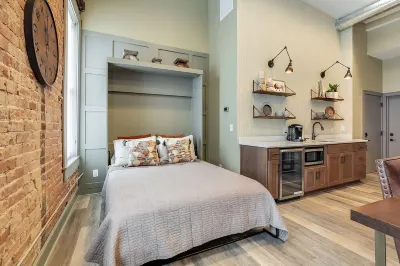 Bourbon Trail Central Location Sleeps 14 Hotels near Red Orchard Park