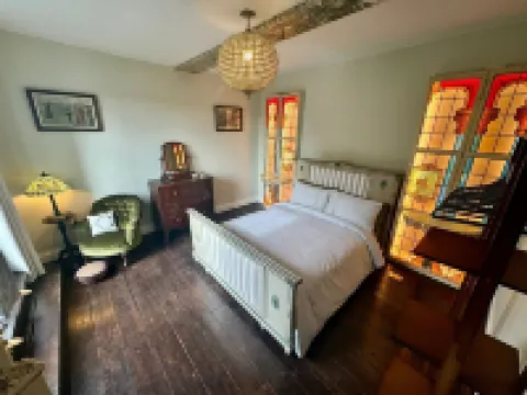 Waterloo Terrace -Historical luxury apartment in heart of Old Town with balcony.