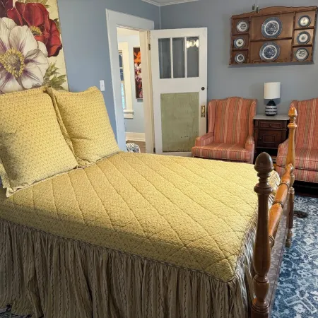 Charming and Historic Holly Cottage Carriage House in Downtown Tyler