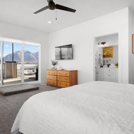 Charming 3-bedroom townhome with WiFi, AC in lovely small community