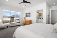 Charming 3-bedroom townhome with WiFi, AC in lovely small community