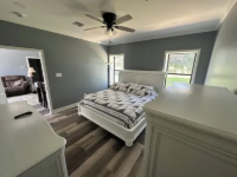 Charming 1-bedroom cottage in Ridge/Judice community with central AC/Heating.