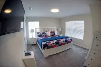 Minutes from Disney 5-bedroom townhome with pool and waterpark in Kissimmee Hotels near Old Town General Store