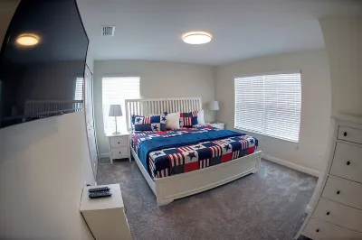 Minutes from Disney 5-bedroom townhome with pool and waterpark in Kissimmee Các khách sạn gần Gator Park
