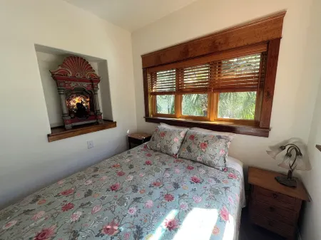 The Casita is a stunning villa in a tropical oasis in historic downtown DeLand. Отели рядом с достопримечательностью «Мелчинг Филд эт Конрад Парк»