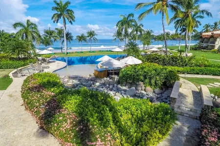 Exquisitely Adorned Luxury Unit Right on Flamingo Beach Sleeps 6 Отели в г. Плайя Фламинго