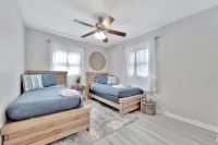 Sunlit Family Home, Fenced-in Yard 15 mins 2 beach Hotels near Kapok Tree Gardens