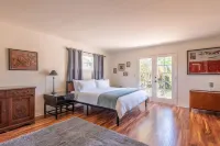 Pool, Foosball, Pool Table, Basketball Family Friendly, blocks from the beach!