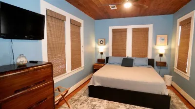 Perfect MidTown Location 1/2 Block to Seawall Beach Ashton Villa 주변 호텔