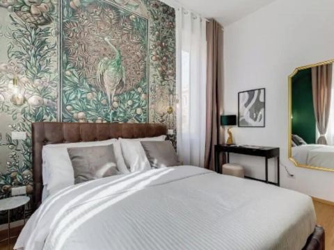 Historic 4-Suite Villa with Lush Gardens and Luxurious Hall in Rome