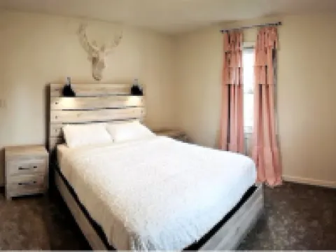 Harris House - Blocks away from quaint downtown Oneonta, Shopping and Food 오니온타 호텔