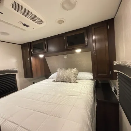 Cozy 2-bedroom RV with WiFi, AC, in charming Broken Bow