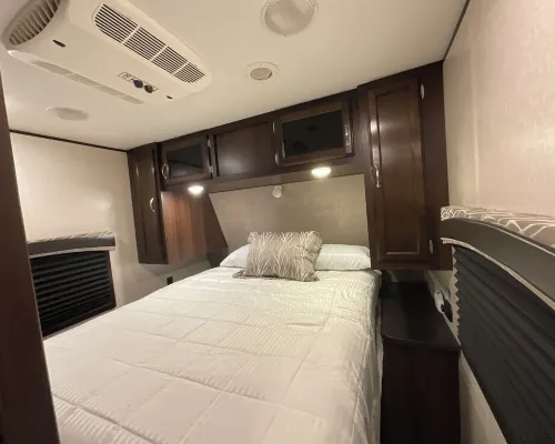 Cozy 2-bedroom RV with WiFi, AC, in charming Broken Bow ブロークン・ボウのホテル