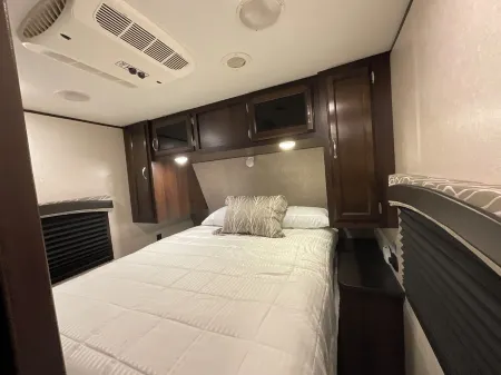 Cozy 2-bedroom RV with WiFi, AC, in charming Broken Bow Отели в г. Брокен Боу