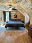 Spacious 5-king bedroom cabin with private bathrooms minutes from Asheville.