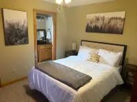 Charming 3-bedroom cabin with AC and WiFi at Barren River Lake in Lucas, KY