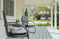 Walk to Downtown Prescott Shops, Dining and Riverfront at Cardinal Cottage