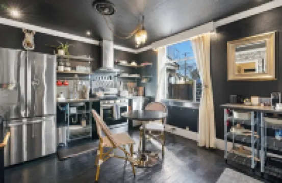 Downtown Walkable 1-bedroom Couples Retreat With Large Soaking Tub