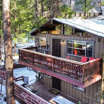 Romantic, Pet-Friendly Cabin. 5-min walk to Lake. 2 BBQ + 2 Decks + Fire Pit/EV