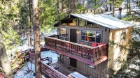 Romantic, Pet-Friendly Cabin. 5-min walk to Lake. 2 BBQ + 2 Decks + Fire Pit/EV