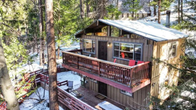 Romantic, Pet-Friendly Cabin. 5-min walk to Lake. 2 BBQ + 2 Decks + Fire Pit/EV