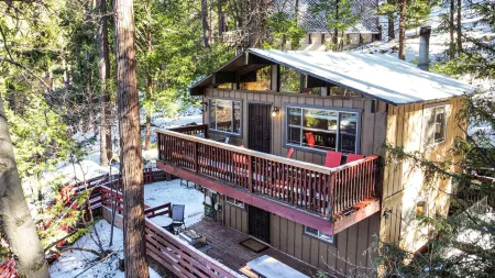 Romantic, Pet-Friendly Cabin. 5-min walk to Lake. 2 BBQ + 2 Decks + Fire Pit/EV