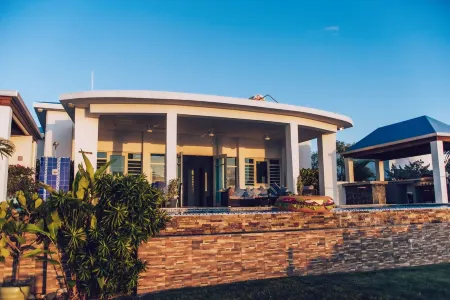 BEAUTIFUL AND ELEGANT 5 BDRM OCEAN FRONT HOUSE WITH DIRECT ACCESS TO THE OCEAN