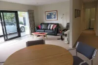 Modern Oakura Accomodation right in the village