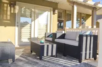 Sandy Pool House, Bar, Hot Tub and Gym, Sleeps 11!