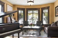 Stunning Historical Mansion: 8 bedrooms (sleeps 16+