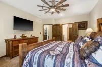 Longhorn Lodge - Private Swimming Pool & Hot Tub, Pool Table - Pet Friendly!