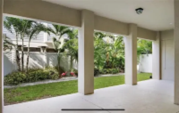 Luxurious Modern Townhouse right across beach!!