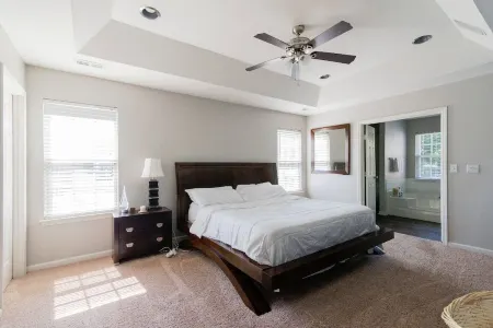 Spacious 4BR Ranch with Private Pool and Sunroom - Near Charlotte Отели рядом с достопримечательностью «Rivergate»