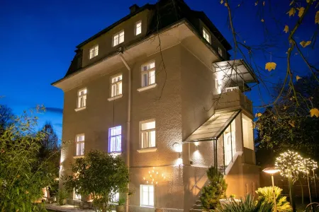 up to 16 pax, BBQ, sunbeds, bikes, close to ski areas, lake region and town