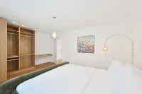 Beautiful 3-bedroom apartment in City Center. Sleeps 10. Free Wifi, Free Parking