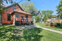 Charming 5-BR, 8 mins to ND, in Museum District Hotels near Walmart Supercenter