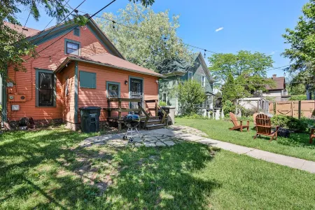 Charming 5-BR, 8 mins to ND, in Museum District Отели рядом с достопримечательностью «Ice Box Skating Rink»