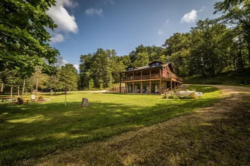 Cozy Log Cabin w/Hot Tub - King Bed - Private Acreage - Mississippi Getaway Hotel a Freeman