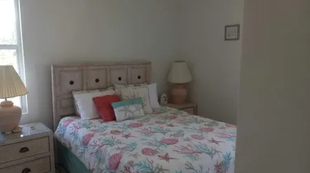 Ocean Front Conch Shell-Green Turtle Cay with a Dock- 25% Fall Discount!