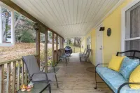 Great comfy house minutes to all that Asheville has to offer!