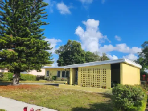 A single family home near beaches, Miami Dolphins Stadium & shopping outlets. 마이애미가든 호텔