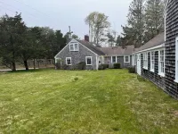 Country Farmhouse, Old Vineyard, Central AC, 2 King Beds. Hotels near Lambert's Cove Beach
