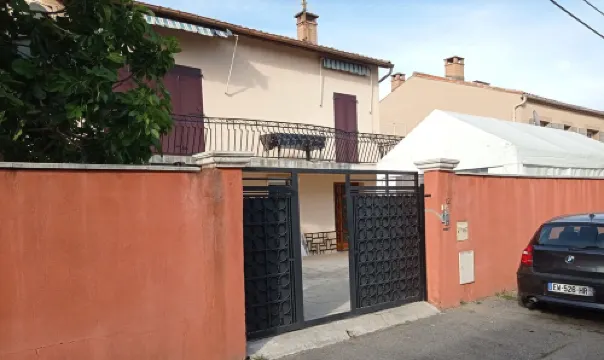 Maison Dans une Villa Charmant