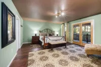 Lake Front, Beautiful views, Gentle slope to Lake, Hot tub, Close to Downtown.