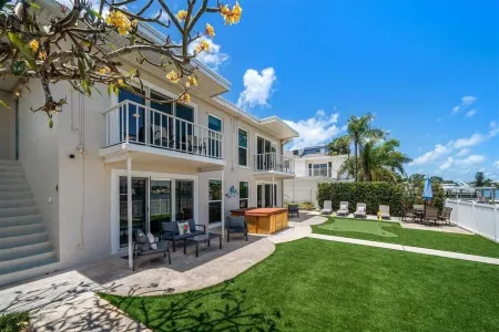 Wake to the Sunrise and Steps to the Sunset! Best of Both Worlds! Отели в г. Indian Rocks Beach