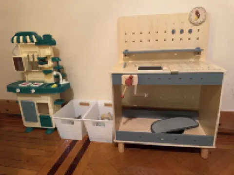 Colonial Style Home 5 Br 2 bath n’ Parking! Close to restaurants n’ colleges!