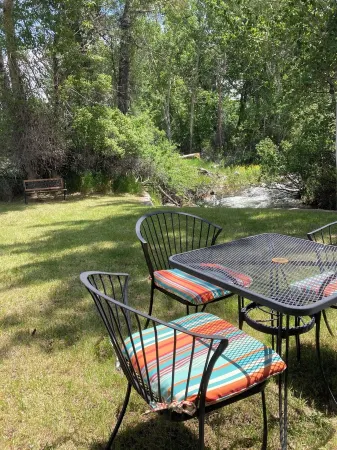 Mill and Main Cabin Отели в г. Шеридан